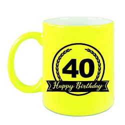 Foto van Happy birthday 40 years cadeau mok / beker neon geel met wimpel 330 ml - feest mokken