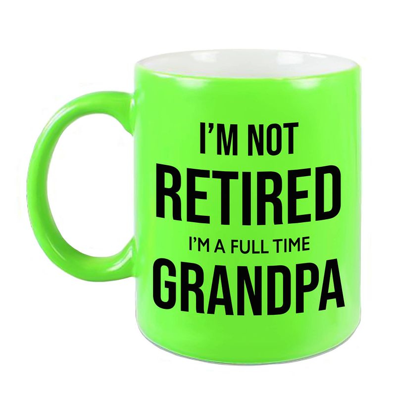 Foto van Im not retired im a full time grandpa pensioen mok / beker neon groen afscheidscadeau 330 ml - feest mokken