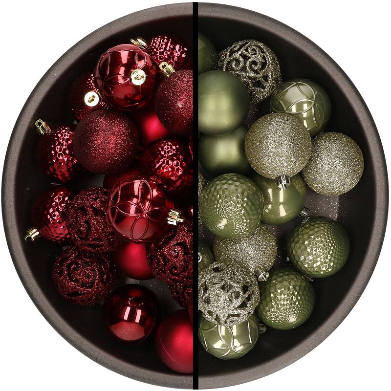 Foto van Kunststof kerstballen 74x stuks donkerrood en mos groen 6 cm - kerstbal