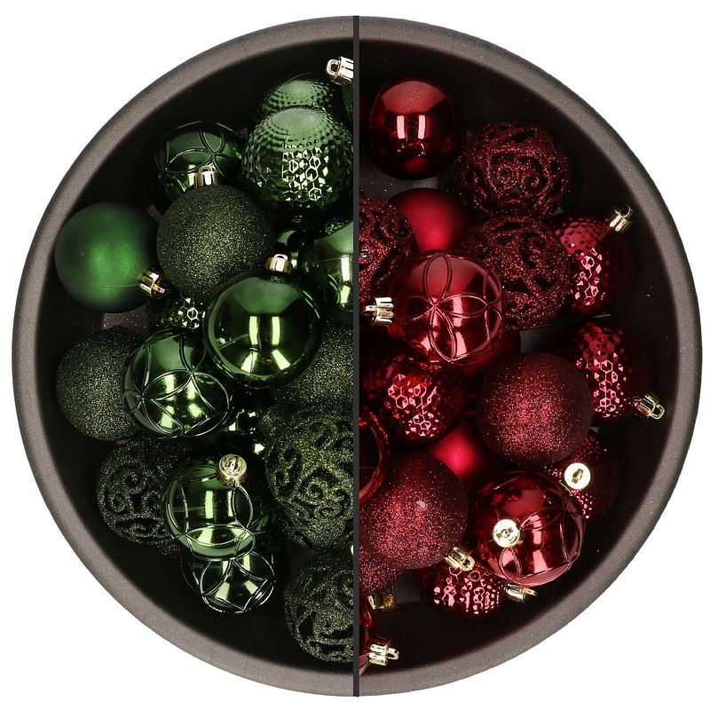 Foto van 74x stuks kunststof kerstballen mix van donkerrood en donkergroen 6 cm - kerstbal