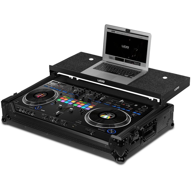 Foto van Udg u91077bl ultimate flight case black plus voor pioneer ddj-rev7 (met wielen en laptop-shelf)