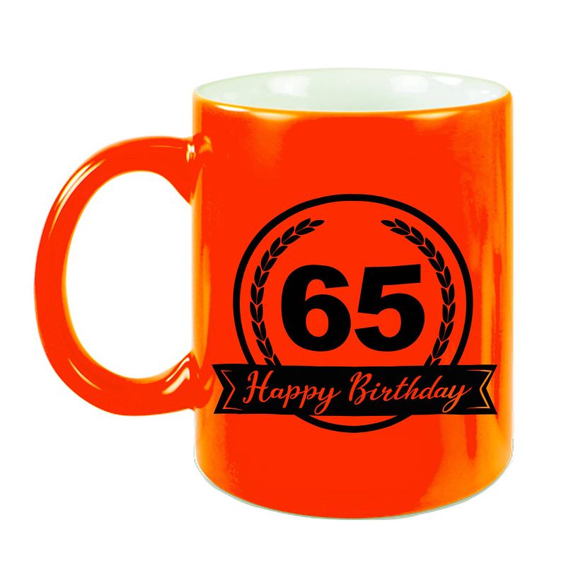 Foto van Happy birthday 65 years cadeau mok / beker neon oranje met wimpel 330 ml - feest mokken