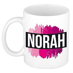 Foto van Naam cadeau mok / beker norah met roze verfstrepen 300 ml - naam mokken