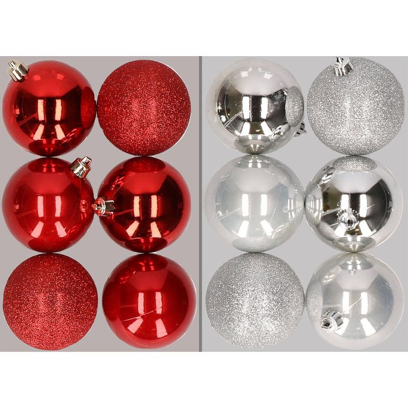 Foto van 12x stuks kunststof kerstballen mix van rood en zilver 8 cm - kerstbal