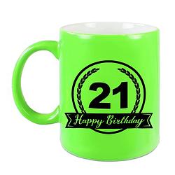 Foto van Happy birthday 21 years cadeau mok / beker neon groen met wimpel 330 ml - feest mokken