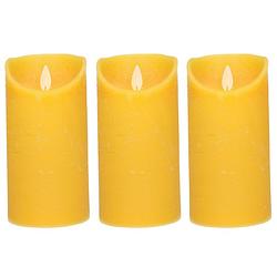 Foto van 3x oker gele led kaarsen / stompkaarsen met bewegende vlam 15 cm - led kaarsen