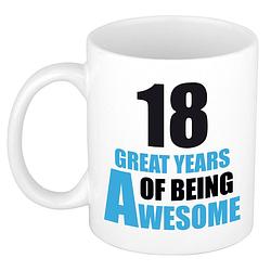 Foto van 18 great years of being awesome cadeau mok / beker wit en blauw - feest mokken