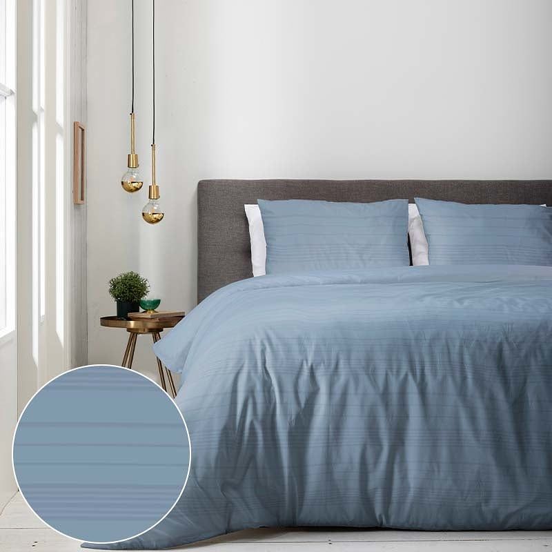 Foto van Luna bedding luna embossed stripes - blauw dekbedovertrek 2-persoons (200 x 220 cm + 2 kussenslopen) dekbedovertrek