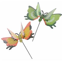 Foto van 2x stuks metalen deco vlinders groen en geel van 17 x 60 cm op tuinstekers - dieren decoratie tuin beeldjes/beelden