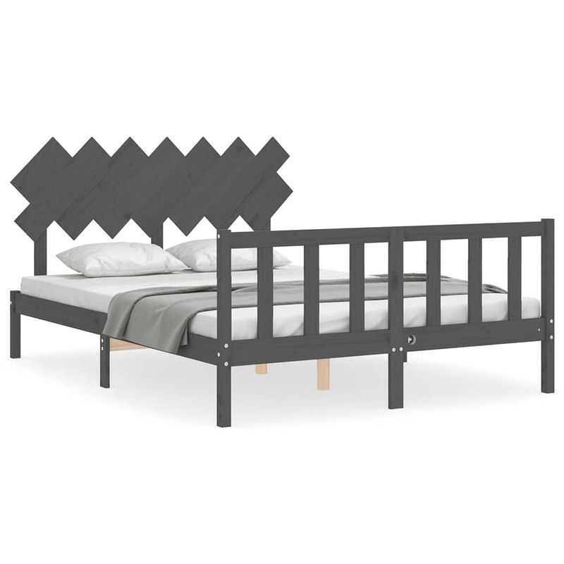 Foto van The living store bedframe - massief grenenhout - 205.5 x 155.5 x 81 cm - grijs - 150 x 200 cm