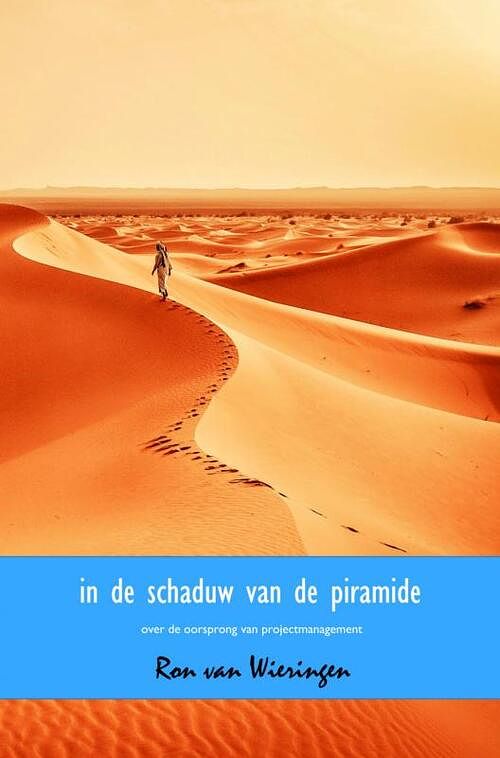 Foto van In de schaduw van de piramide - ron van wieringen - paperback (9789402156393)