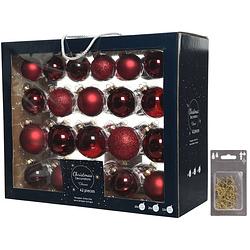 Foto van Kerstversiering glazen kerstballen mix pakket 5-6-7 cm donkerrood 42x stuks met haakjes - kerstbal