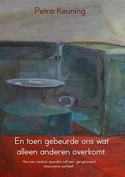 Foto van En toen gebeurde ons wat alleen anderen overkomt - petra keuning - paperback (9789402141511)