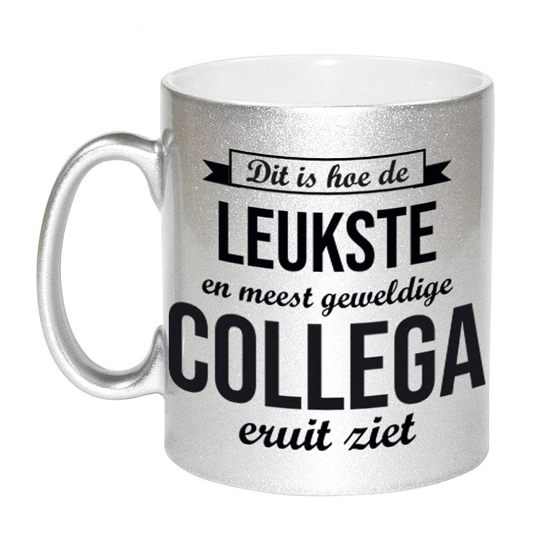 Foto van Zilveren leukste en meest geweldige collega cadeau koffiemok / theebeker 330 ml - feest mokken