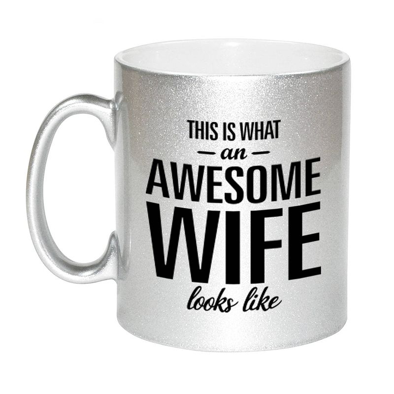 Foto van Awesome wife / echtgenote zilveren cadeau mok / beker 330 ml - feest mokken