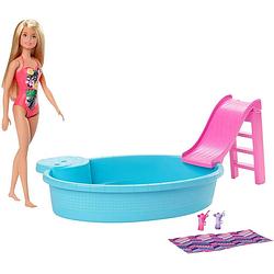 Foto van Barbie zwembad met pop