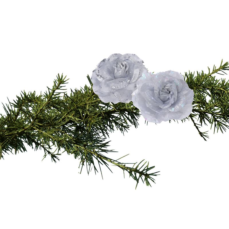 Foto van 2x stuks kerstboom decoratie bloemen rozen zilver op clip 9 cm - kersthangers