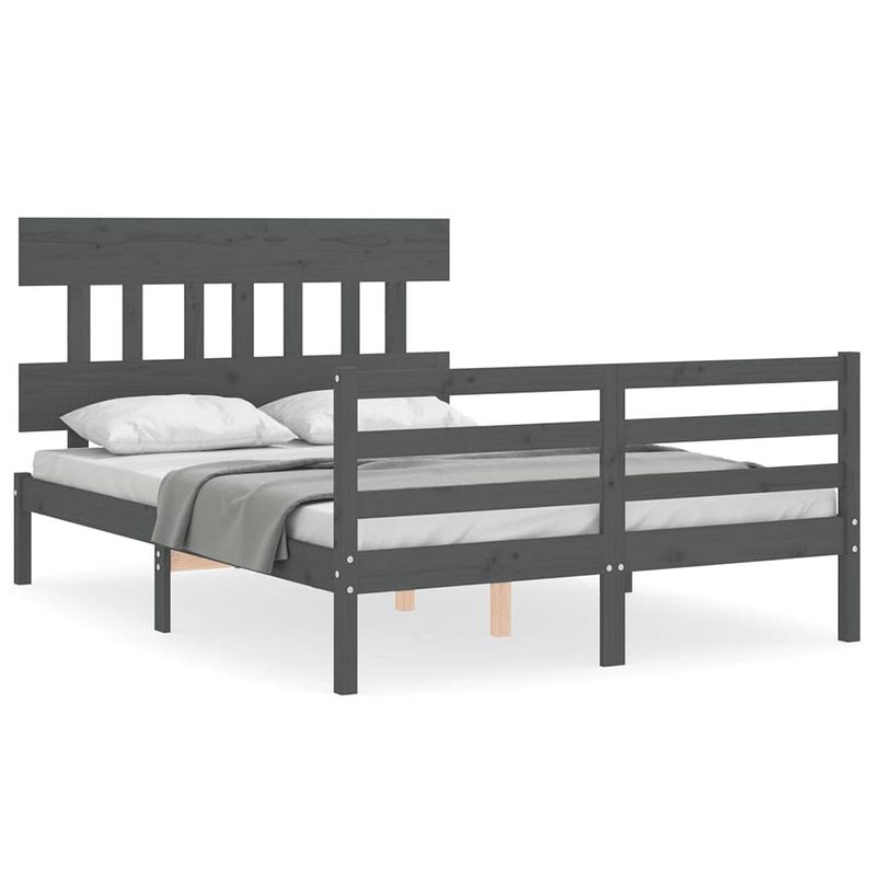 Foto van The living store bedframe - massief grenenhout - 205.5 x 125.5 x 81 cm - grijs - matras niet inbegrepen