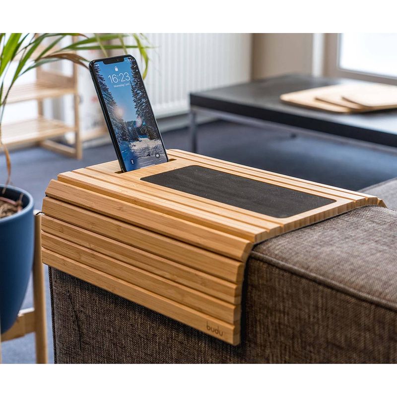 Foto van Budu armleuning dienblad voor bank - flexibel - armleuning organizer - bamboe hout - anti slip - telefoonhouder