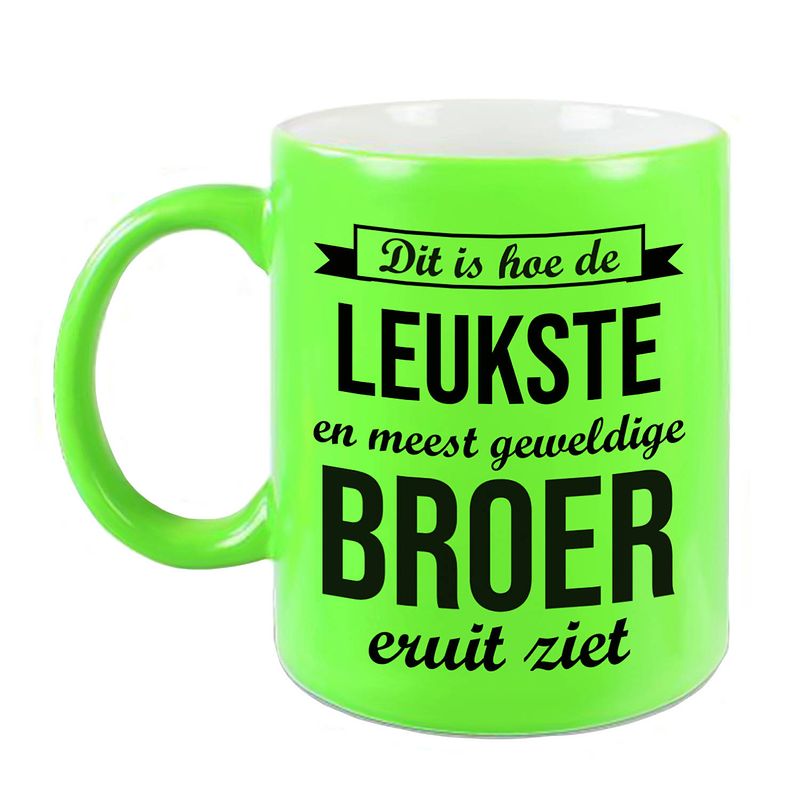 Foto van Leukste en meest geweldige broer cadeau koffiemok / theebeker neon groen 330 ml - feest mokken