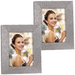 Foto van 2x stuks houten fotolijstje zilver met glitters geschikt voor een foto van 10 x 15 cm - fotolijsten