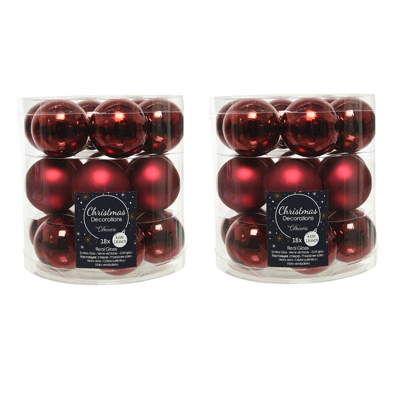 Foto van 36x stuks kleine glazen kerstballen donkerrood (oxblood) 4 cm mat/glans - kerstbal