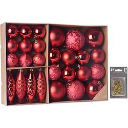 Foto van Kerstballen/ornamenten pakket 31x rood kunststof mix incl. 50x ophanghaakjes - kerstbal