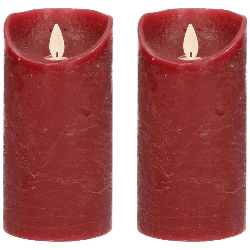 Foto van 2x bordeaux rode led kaarsen / stompkaarsen 15 cm - luxe kaarsen op batterijen met bewegende vlam