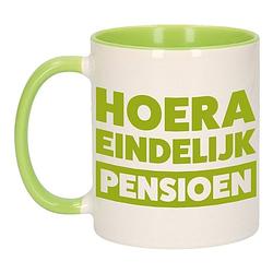 Foto van Pensioen mok / beker groen hoera eindelijk met pensioen 300 ml - feest mokken