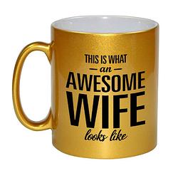 Foto van Awesome wife / echtgenote gouden cadeau mok / beker 330 ml - feest mokken