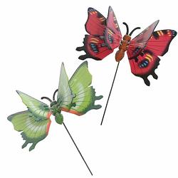 Foto van 2x stuks metalen deco vlinders rood en groen van 17 x 60 cm op tuinstekers - dieren decoratie tuin beeldjes/beelden