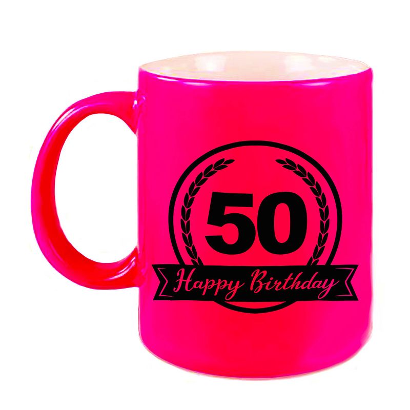 Foto van Happy birthday 50 years cadeau mok / beker neon roze met wimpel 330 ml - feest mokken