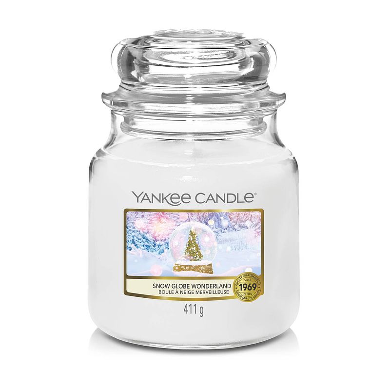 Foto van Yankee candle geurkaars medium snow globe wonderland - 13 cm / ø 11 cm