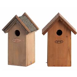 Foto van Voordeelset van 2x stuks houten vogelhuisjes/nestkastjes bruin en houtkleur - vogelhuisjes