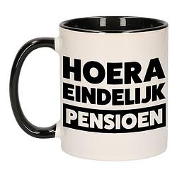 Foto van Pensioen mok / beker zwart hoera eindelijk met pensioen 300 ml - feest mokken