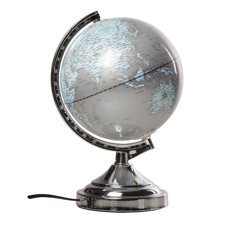 Foto van Decoratie wereldbol/globe zilver met verlichting op metalen voet 20 x 32 cm - wereldbollen