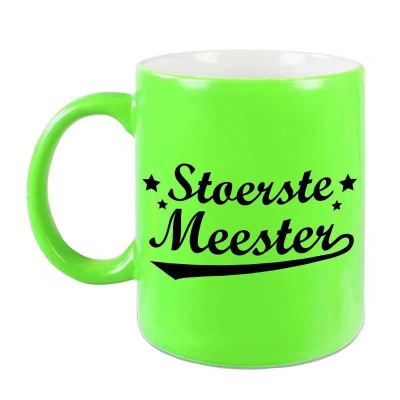 Foto van Stoerste meester cadeau mok / beker neon groen 330 ml - feest mokken