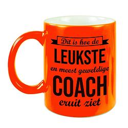 Foto van Leukste en meest geweldige coach cadeau koffiemok / theebeker neon oranje 330 ml - feest mokken