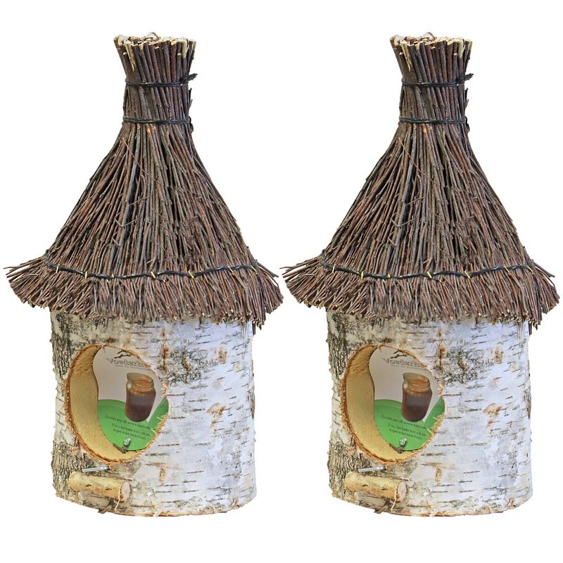 Foto van 2x stuks vogelhuisje/voederhuisje/pindakaashuisje berkenhout met rieten/tenen dak 36 cm - vogelhuisjes