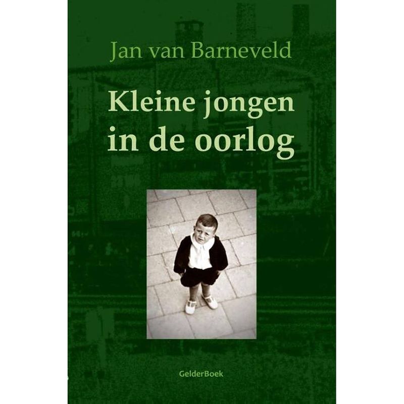 Foto van Kleine jongen in de oorlog