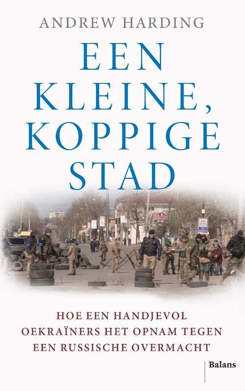 Foto van Een kleine, koppige stad - andrew harding - paperback (9789463823111)