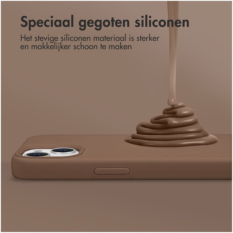 Foto van Accezz liquid silicone backcover met magsafe voor apple iphone 13 pro max telefoonhoesje bruin