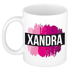 Foto van Naam cadeau mok / beker xandra met roze verfstrepen 300 ml - naam mokken