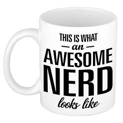 Foto van Awesome nerd / slimmerik cadeau mok / beker 300 ml - feest mokken