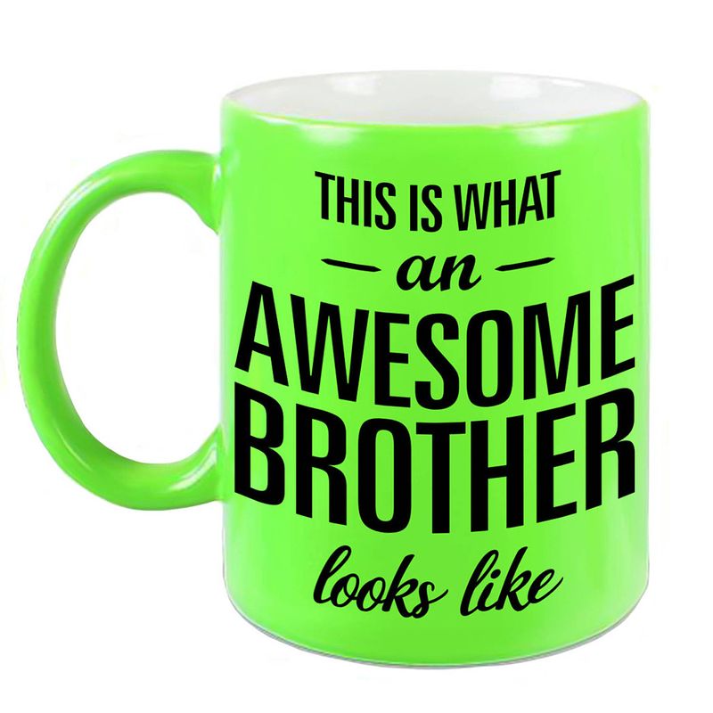 Foto van Awesome brother cadeau mok / beker voor broer neon groen 330 ml - feest mokken