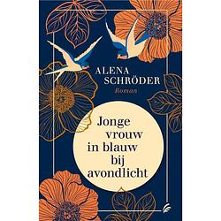 Foto van Jonge vrouw in blauw bij avondlicht