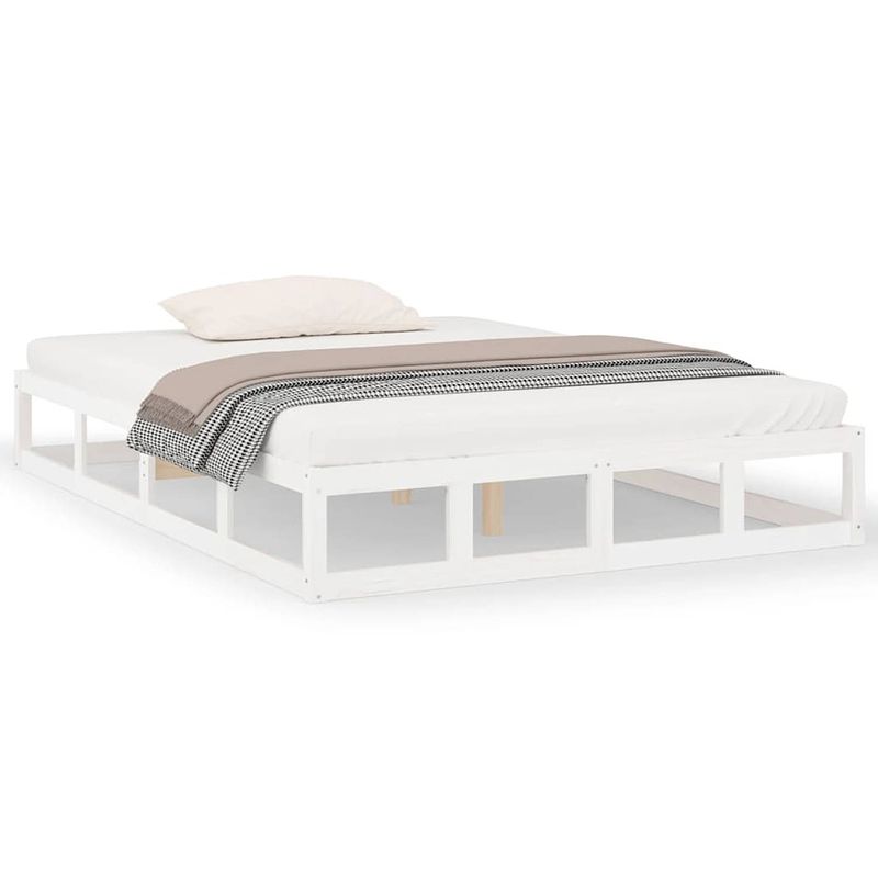 Foto van The living store bedframe grenenhout - wit - 205.5x205.5x28 cm - stabiele lattenbodem - geschikt voor 200x200 cm matras