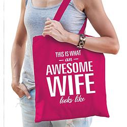 Foto van Awesome wife / vrouw cadeau tas roze voor dames - feest boodschappentassen