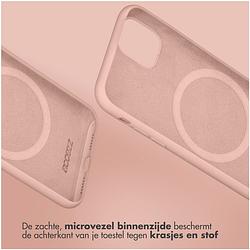 Foto van Accezz liquid silicone backcover met magsafe iphone 16 pro telefoonhoesje roze