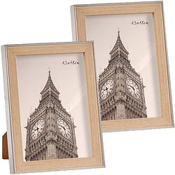 Foto van 2x stuks kunststof fotolijst zilver met hout geschikt voor een foto van 13 x 18 cm - fotolijsten